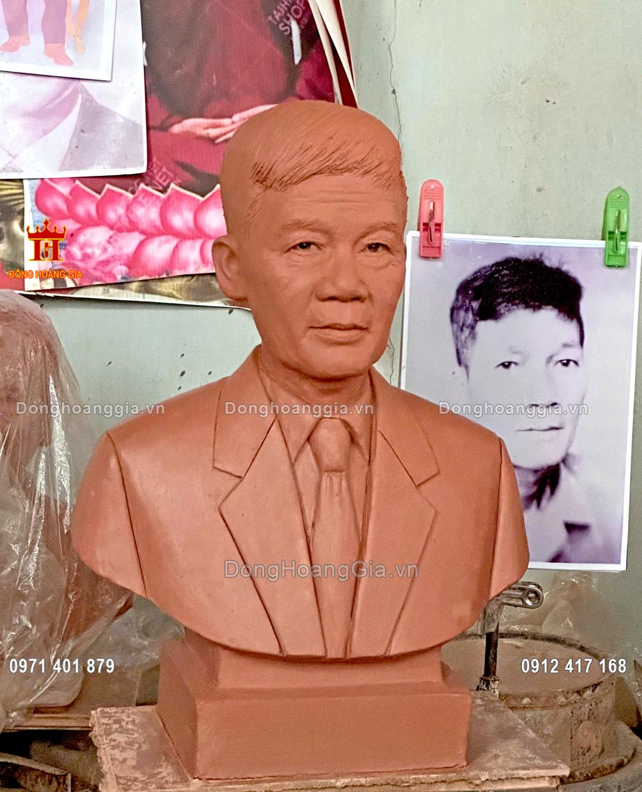 Đắp mẫu tượng chân dung cụ ông bằng đất